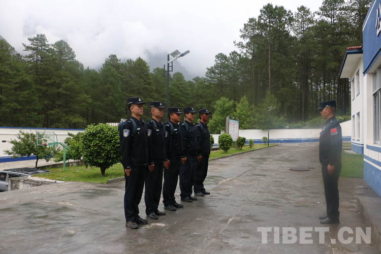 西藏林芝：“背包民警”的“十二时辰”休闲区蓝鸢梦想 - Www.slyday.coM