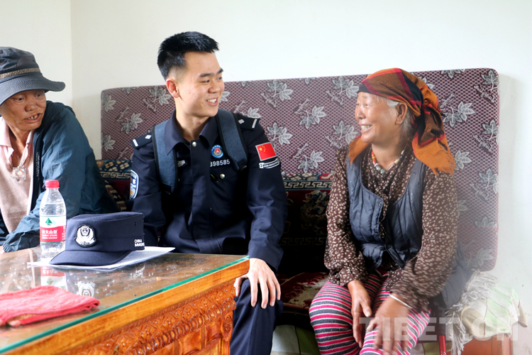 西藏林芝：“背包民警”的“十二时辰”休闲区蓝鸢梦想 - Www.slyday.coM