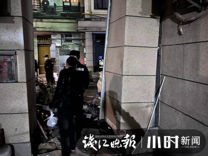 杭州城西益乐新村小区发生汽车撞人事件，目击者：车速太快，柱子都被撞歪了休闲区蓝鸢梦想 - Www.slyday.coM