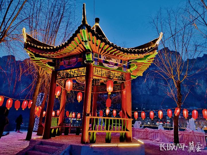 石家庄沕沕水景区迎来冰瀑冰灯最佳观赏季