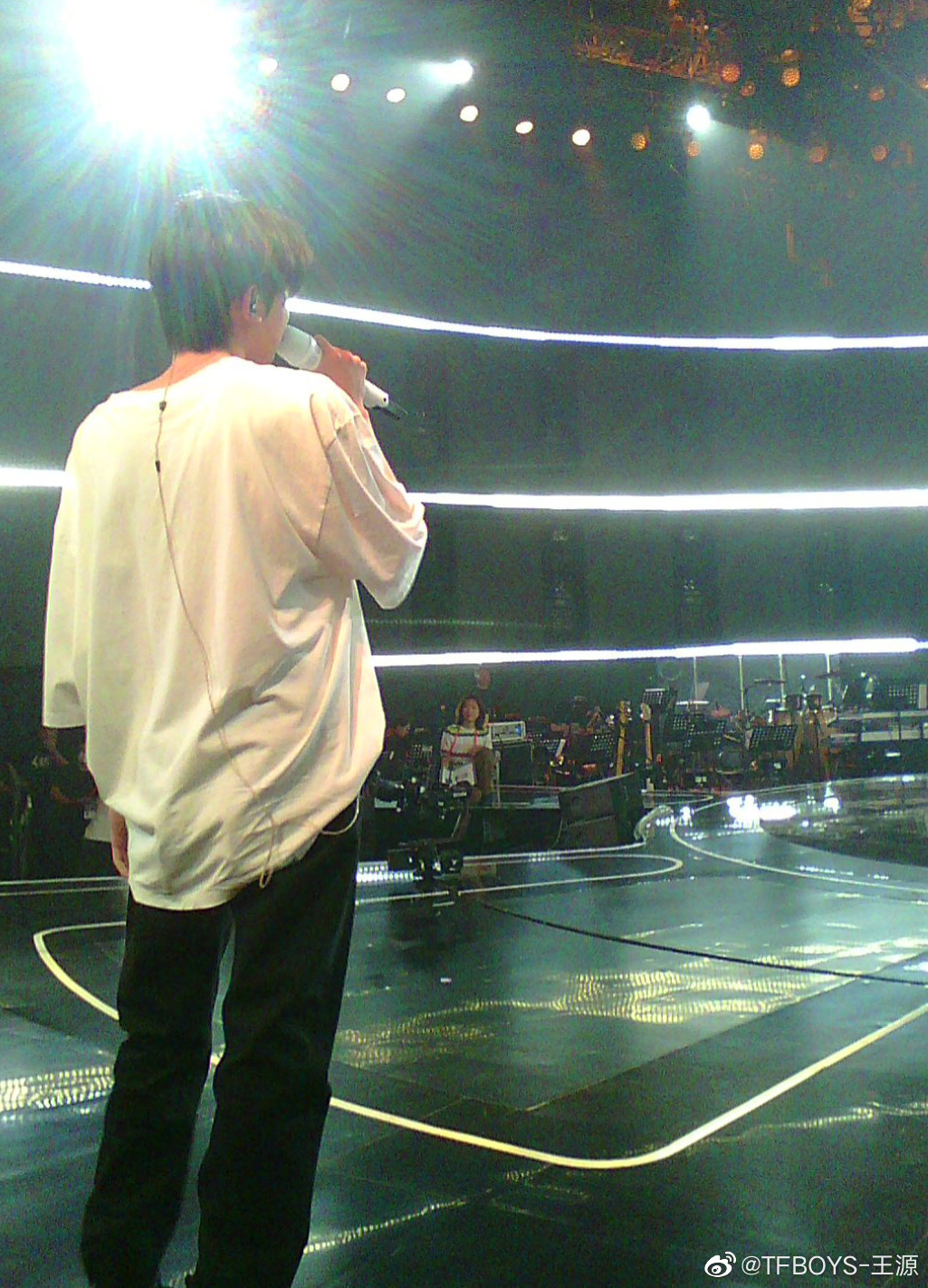 王源晒排练结束背影照9615 下一站,广州,和小源一起客厅狂欢