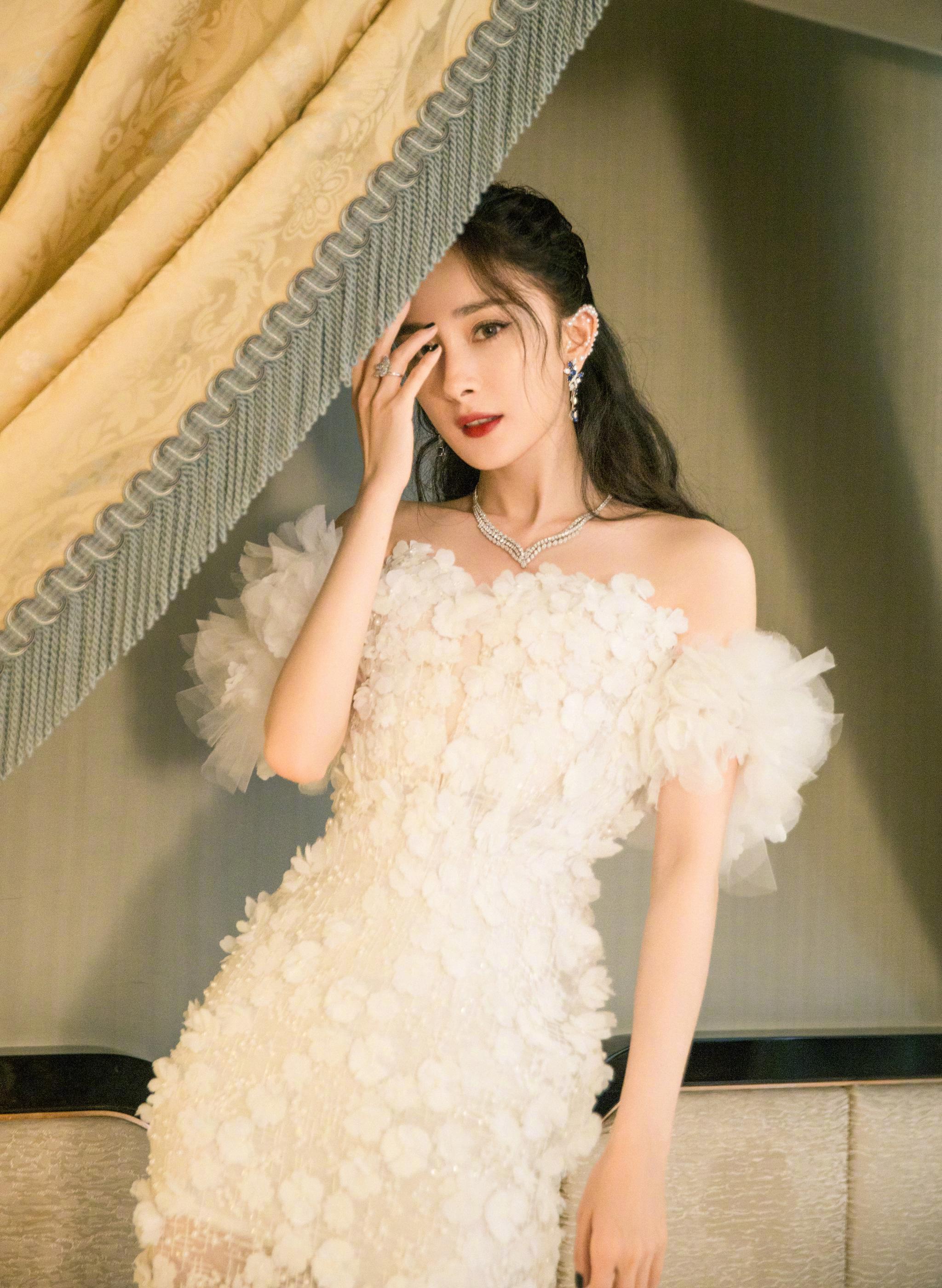 受邀出席的@杨幂 红毯图走一波～@杨幂