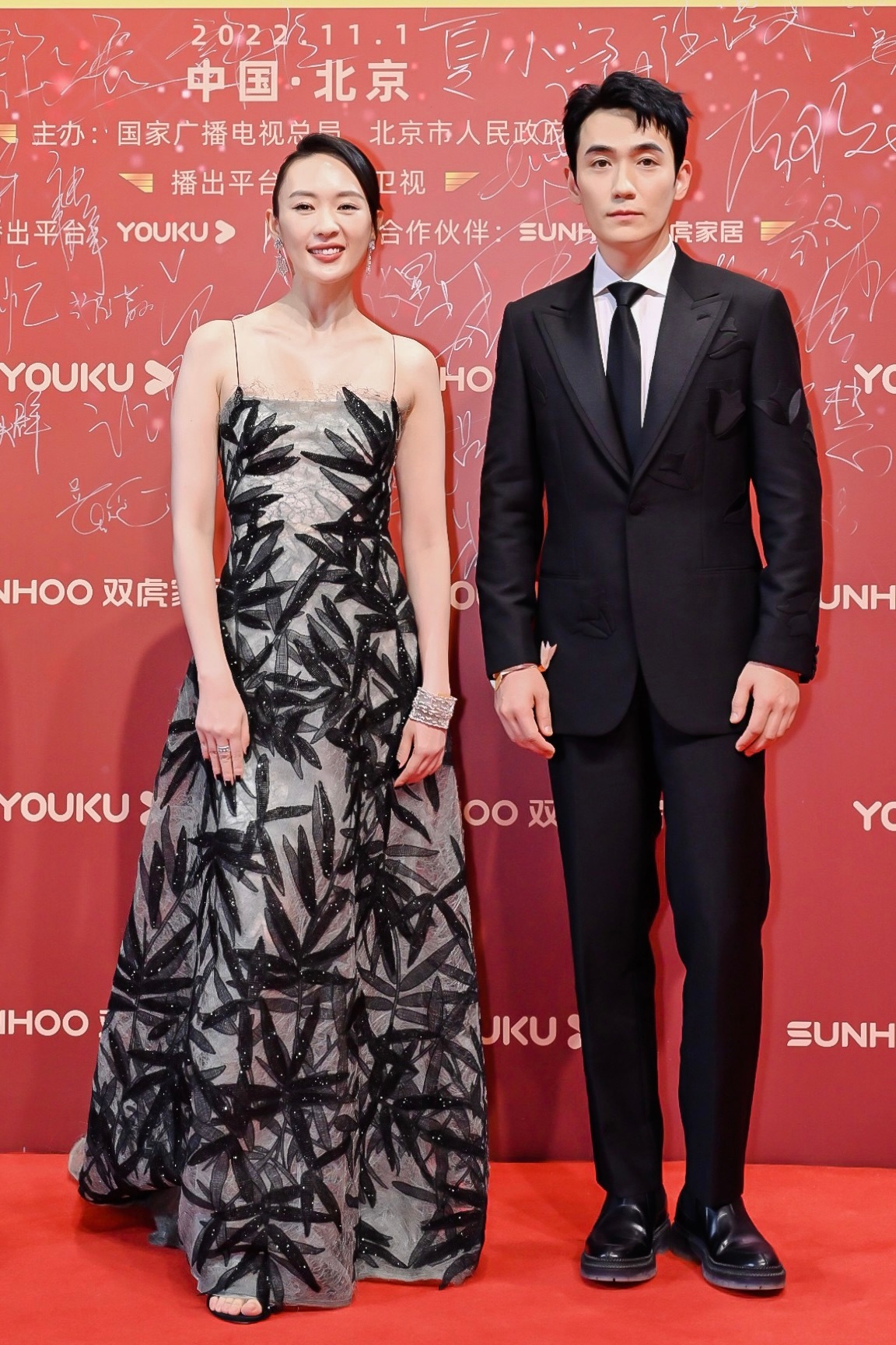 今晚众星红毯造型合集 「孙俪 童瑶 朱一龙 闫妮 张嘉益 梅婷……__财经头条