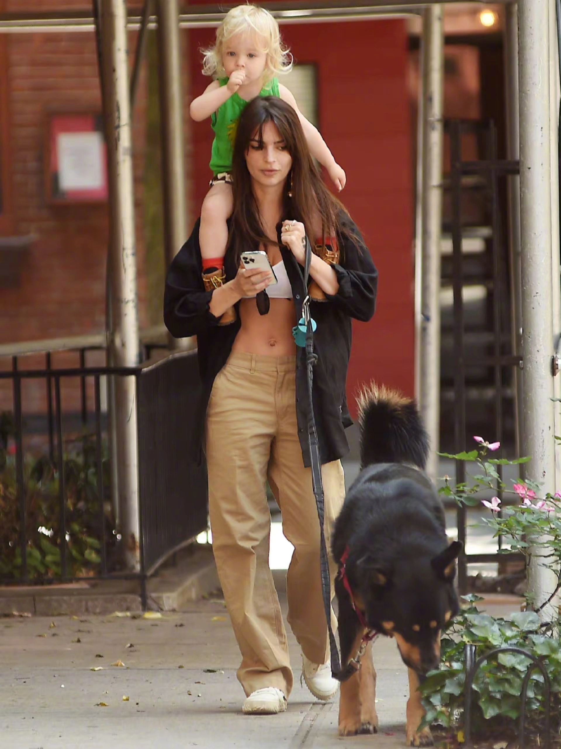 艾米丽·拉塔科夫斯基 (emily ratajkowski) 与儿子的近日街拍