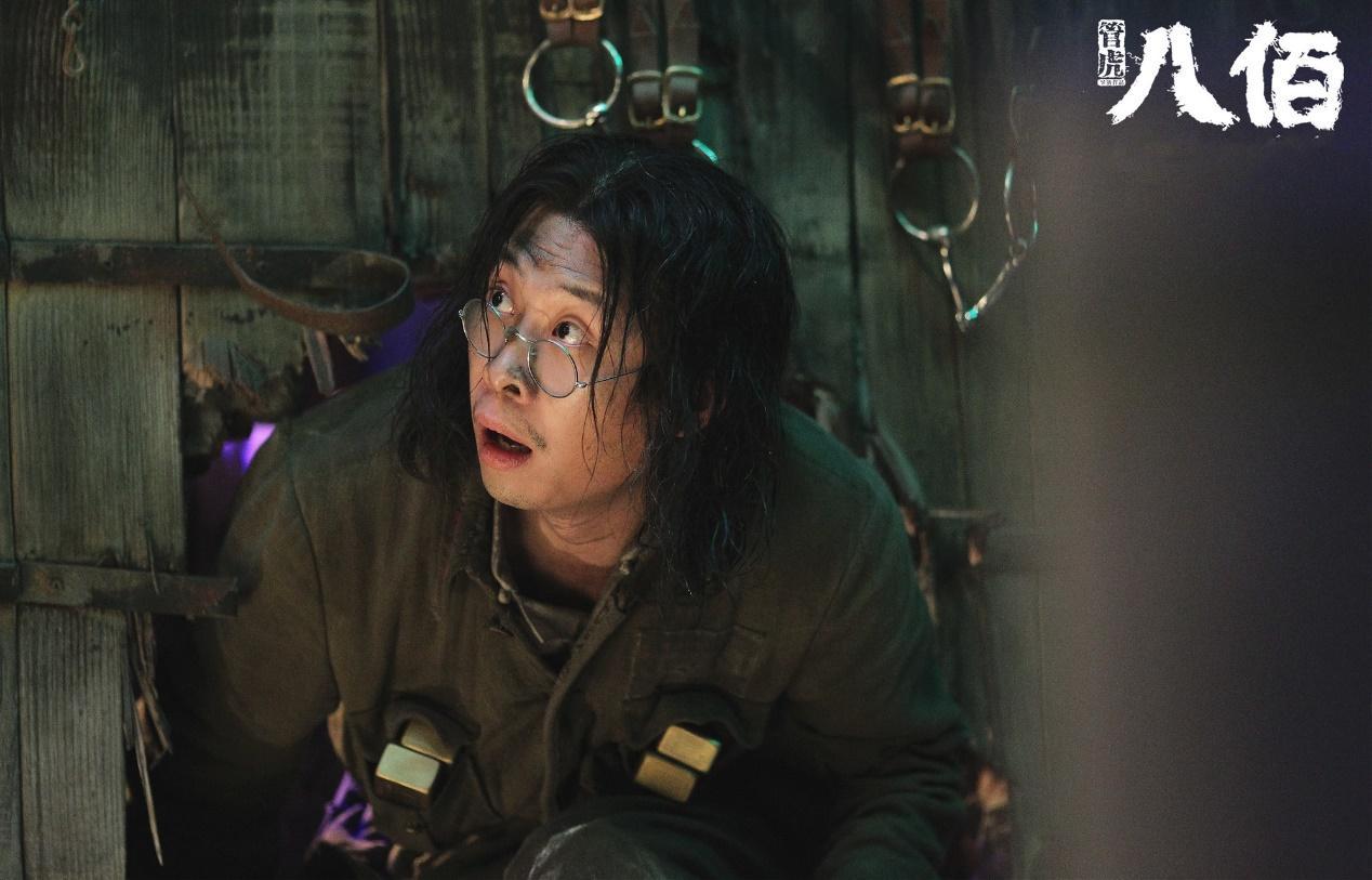 出演老算盘的张译,是《八佰》中隐秘又强大的颠覆式存在