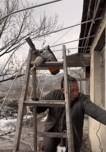 比如冬天东北冷风容易从门钻进去,家家都得扣门斗.