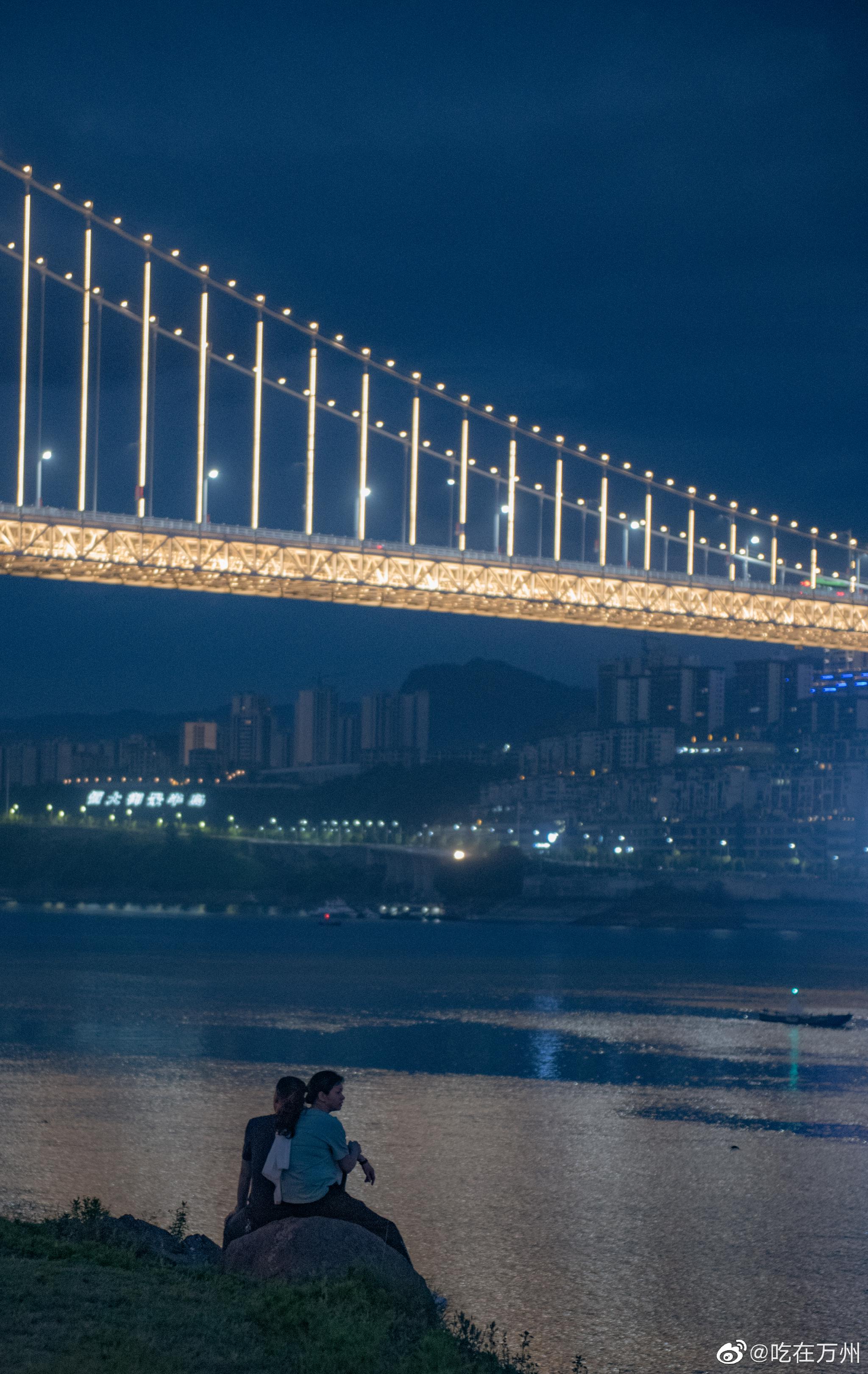 随着长江水位下降万州区北滨路消落带步道显露出来