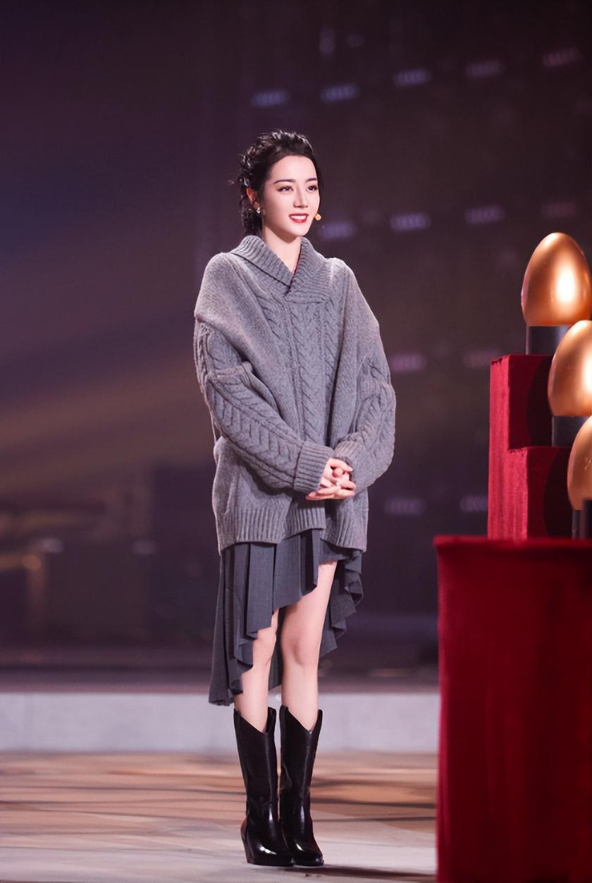 这次热巴的造型太迷人,她戴兔子帽子的娇俏模样,任谁看了都心动_相知5