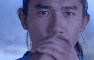 梁朝伟出席釜山电影节红毯，穿西装笑容腼腆，现场粉丝欢呼人气高休闲区蓝鸢梦想 - Www.slyday.coM