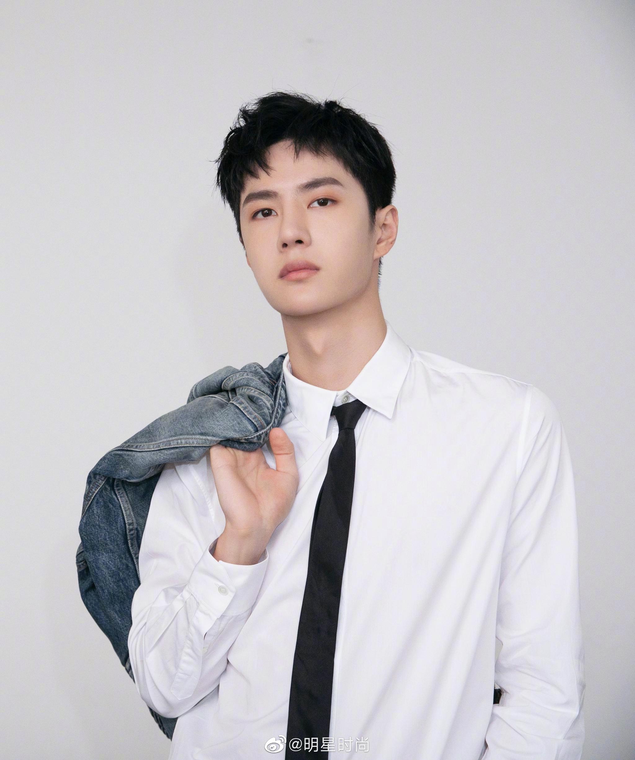 王一博复古牛仔外套搭配白衬衫与黑领带出镜