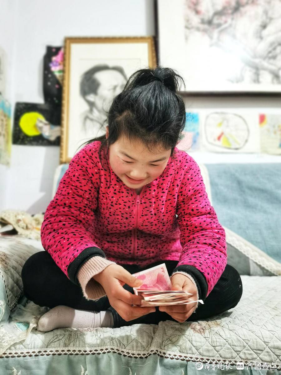 虎啸春来正月初五数压岁钱的小女孩