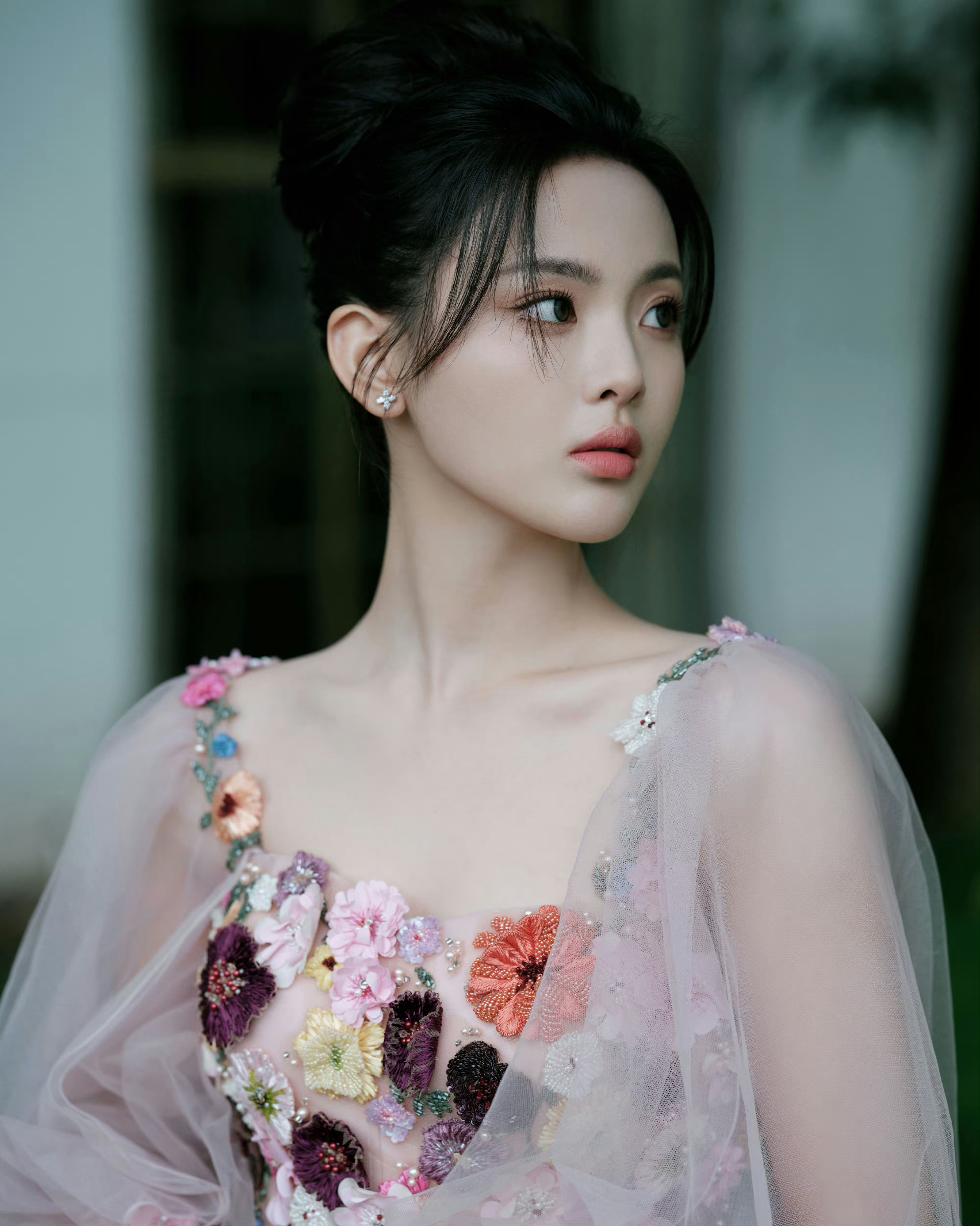 杨超越第二套造型是淡黄色抹胸花瓣裙