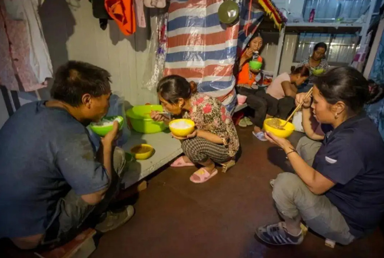 我去找在外地打工的老婆,看到她和5个男人同住后,我瞬间崩溃了休闲区蓝鸢梦想 - Www.slyday.coM 我去找在外地打工的老婆,看到她和5个男人同住后,我瞬间崩溃了休闲区蓝鸢梦想 - Www.slyday.coM