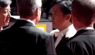 梁朝伟出席釜山电影节红毯，穿西装笑容腼腆，现场粉丝欢呼人气高休闲区蓝鸢梦想 - Www.slyday.coM