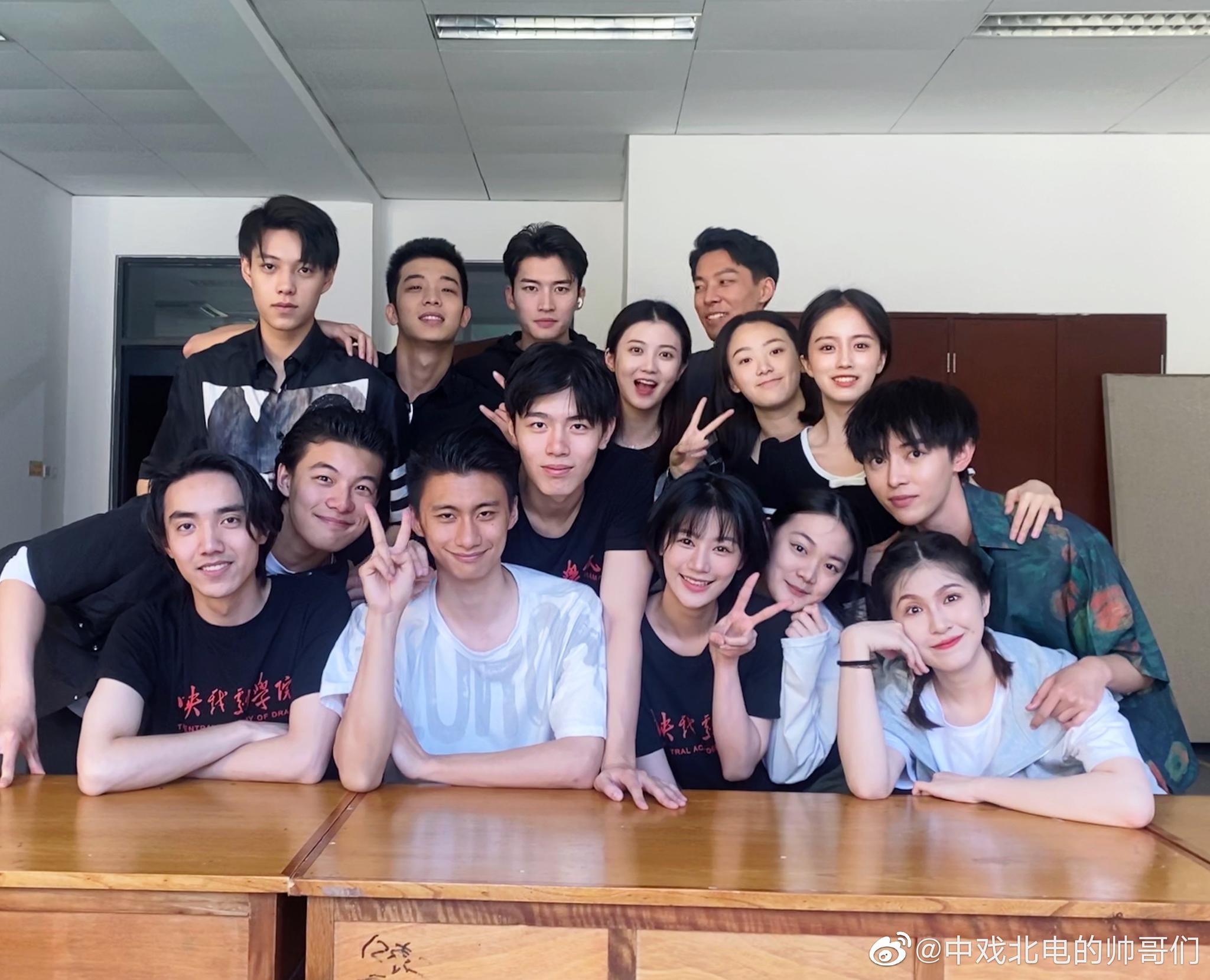 中央戏剧学院2017级表演双学院班毕业合影