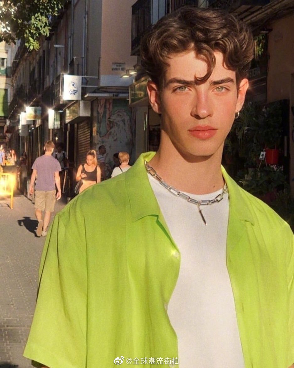 manu rios,性张力十足的西班牙男模,曾参演《名校风