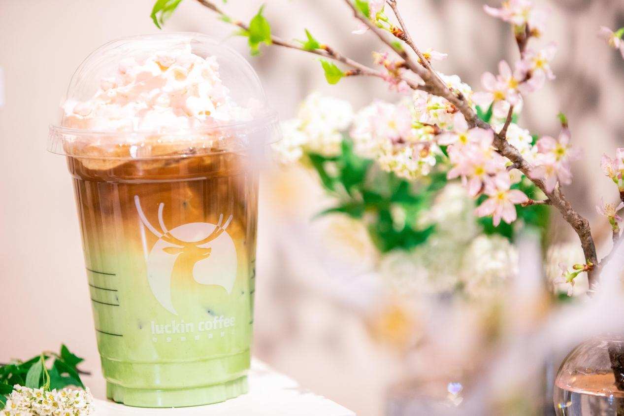 瑞幸樱花季全系评测:粉嫩爆款齐上线,享樱花风味,抽限量lv