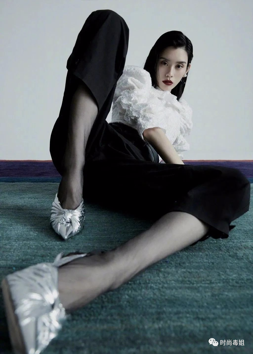 奚梦瑶黑丝美腿粉丝好喜欢这一套暗黑系风格的
