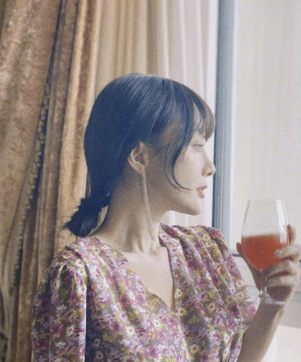 李小璐真有38岁?穿碎花裙甜得像个花季少女,侧面比正面还显嫩