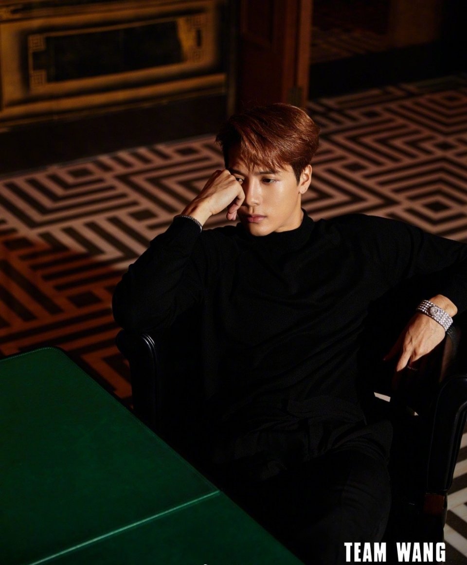 王嘉尔黑色酷感写真释出,all black造型又酷又帅