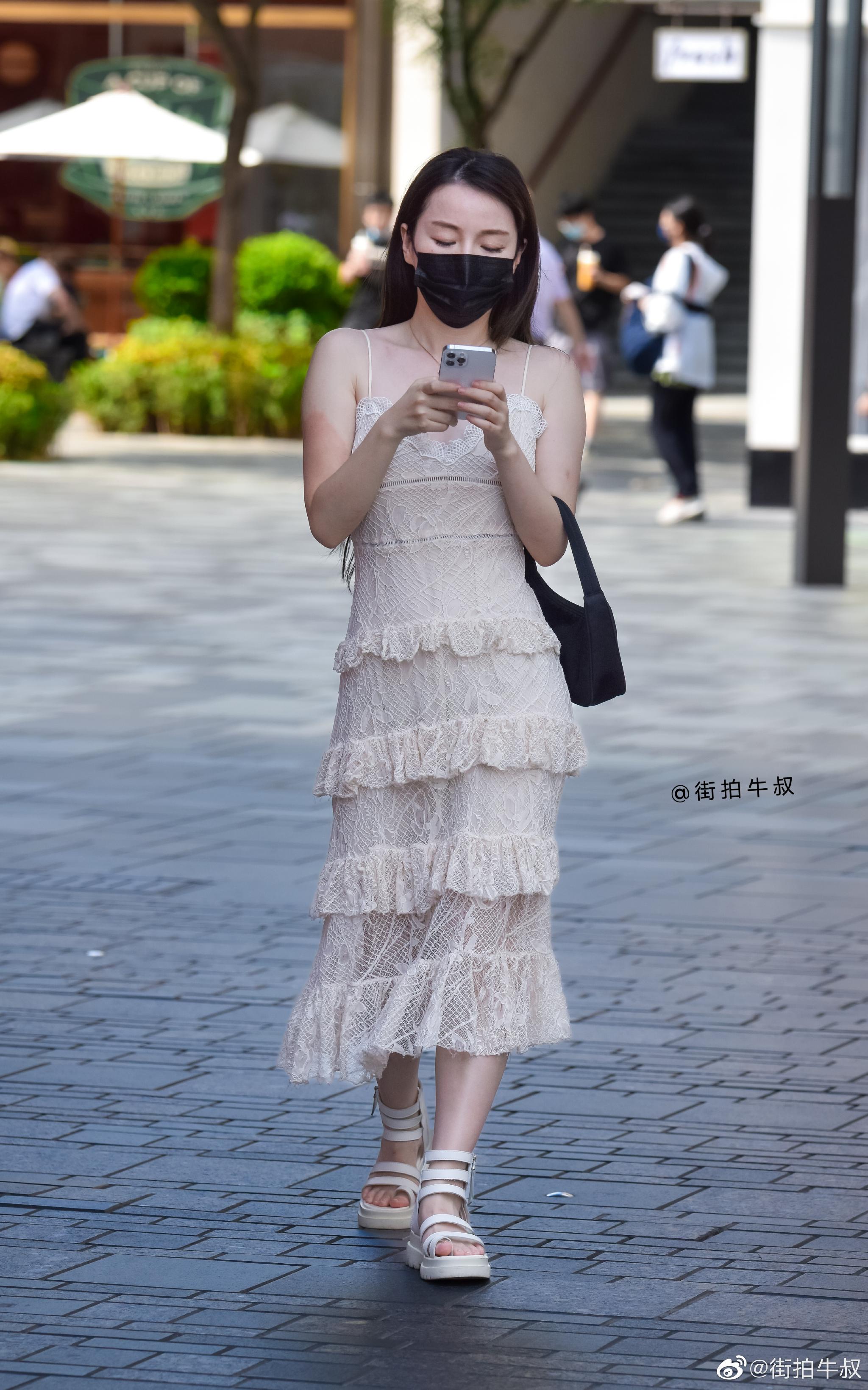 美女穿着复古的镂空蛋糕裙出街