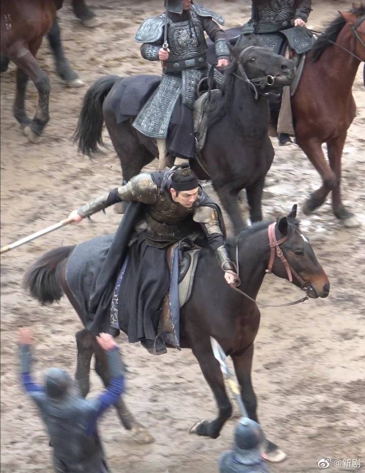 钟汉良倾城亦清欢骑马路透身披盔甲手执长枪
