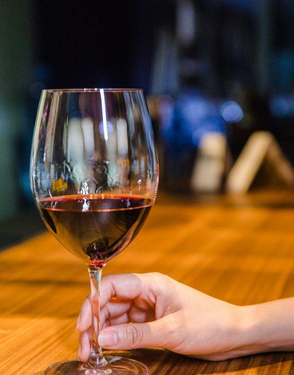 喝红酒时为什么要先摇一摇酒杯看完真是涨见识啊