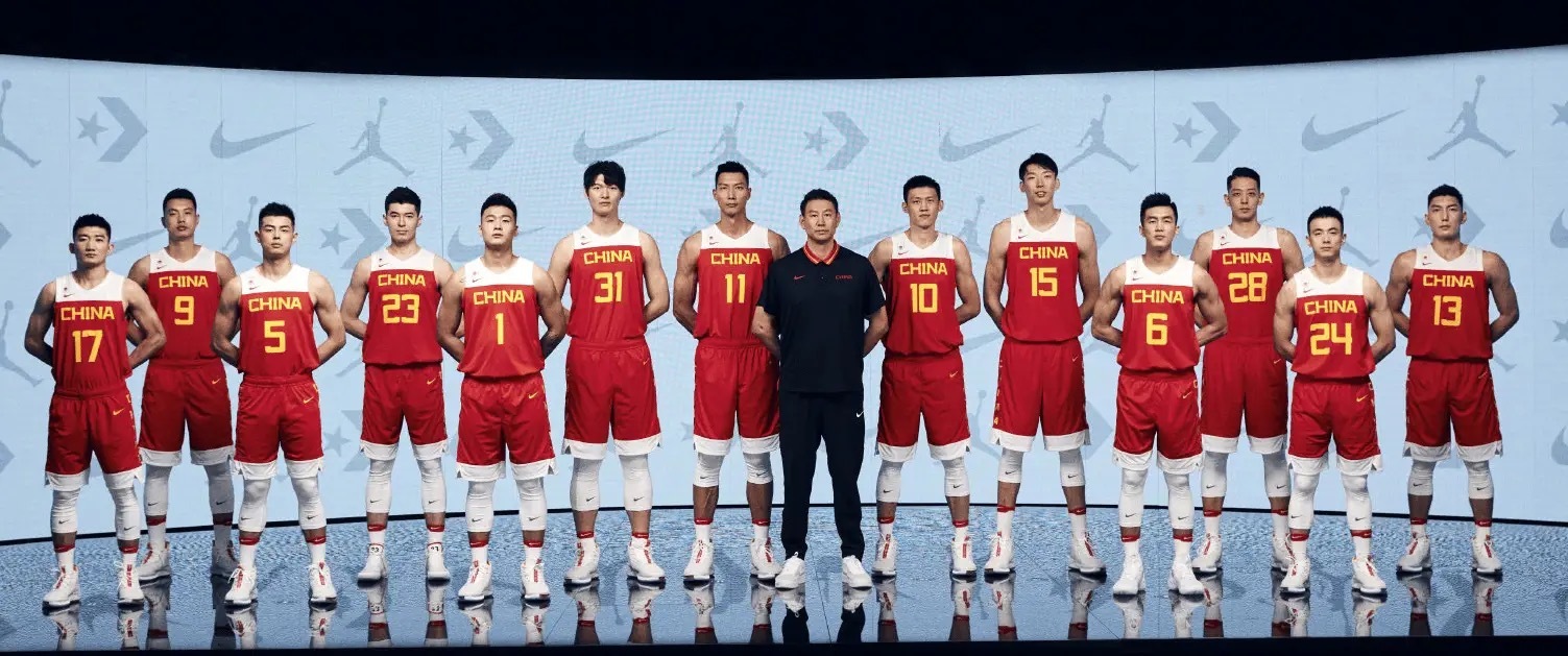 这个确实很难得啊,近几届中国男篮集体照,全是回忆啊__财经头条