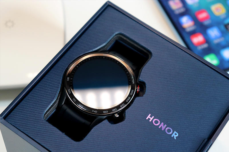 荣耀手表2的包装盒比较简洁,天地盒顶盖honor标志,侧面magicwatch 2
