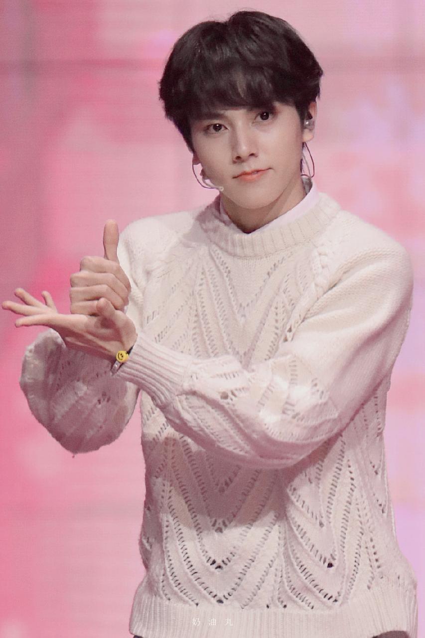 zlj说到生图那能没有左林杰桃花眼高挺的鼻子心型的嘴巴