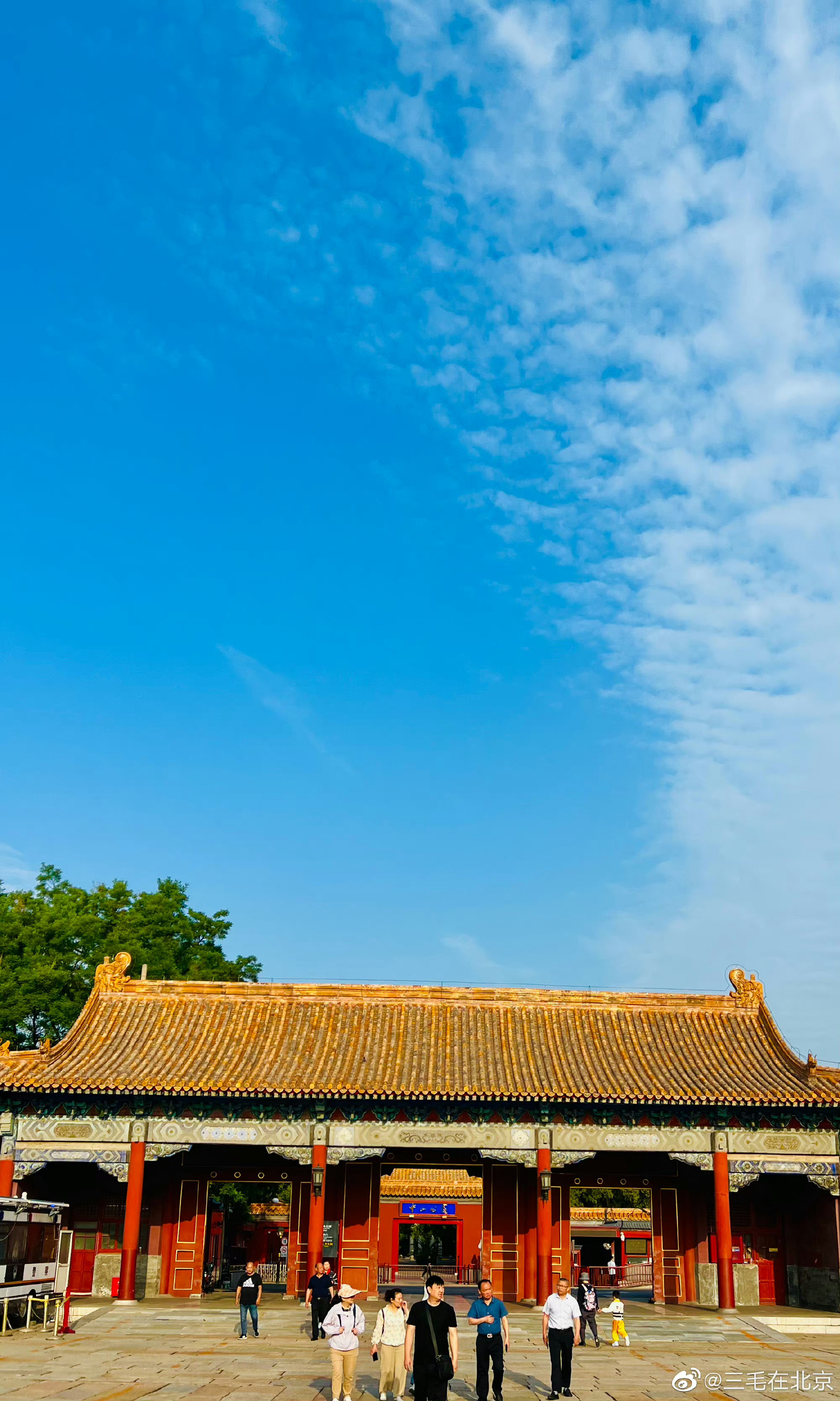 夏日 蓝天白云下的故宫东华门和午门 摄影__财经头条