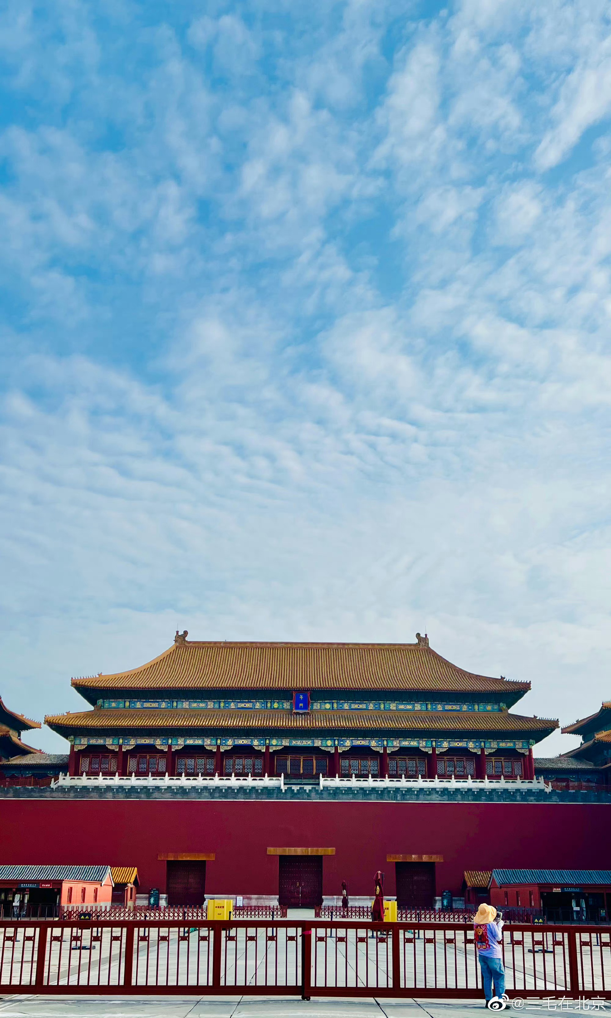 夏日 蓝天白云下的故宫东华门和午门 摄影__财经头条