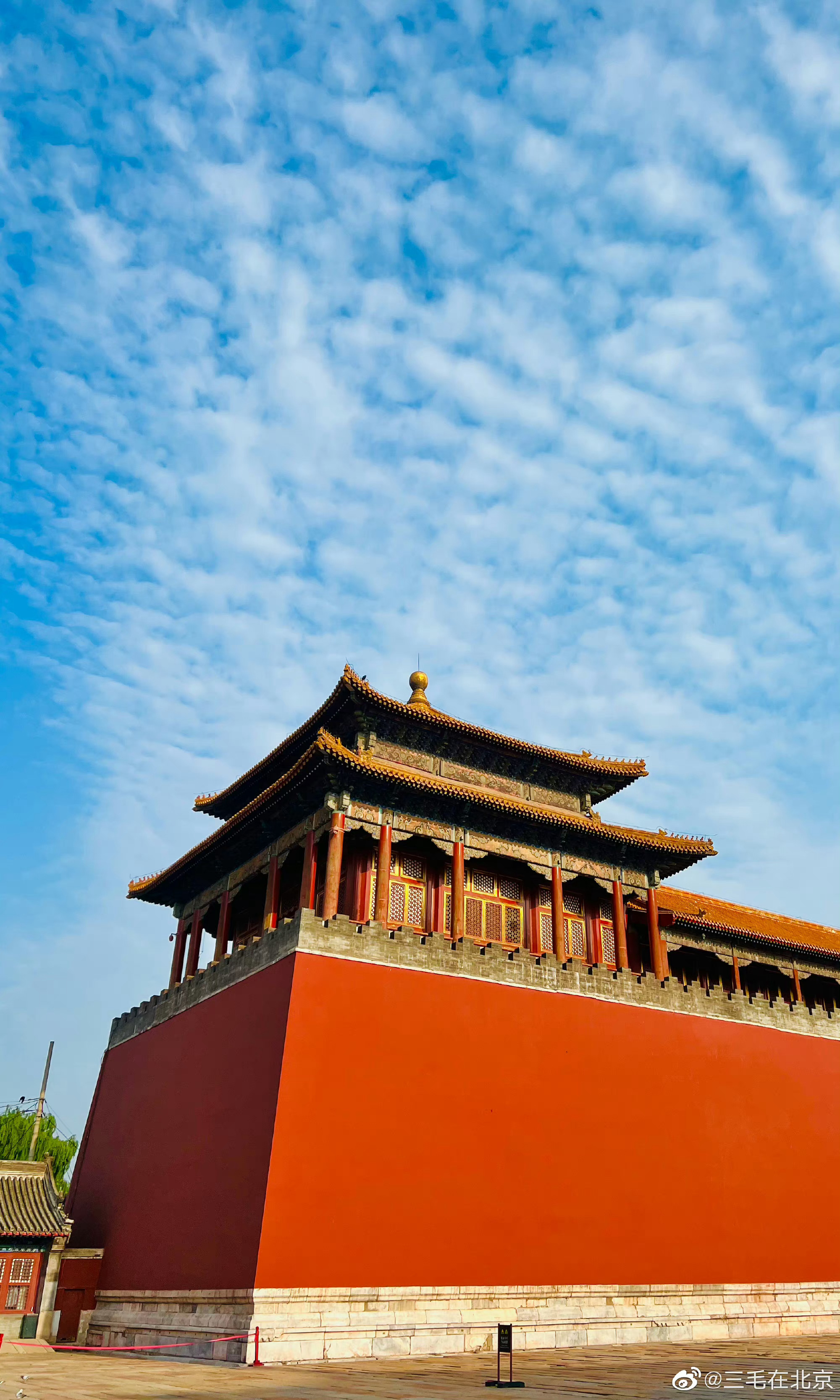 夏日 蓝天白云下的故宫东华门和午门 摄影__财经头条