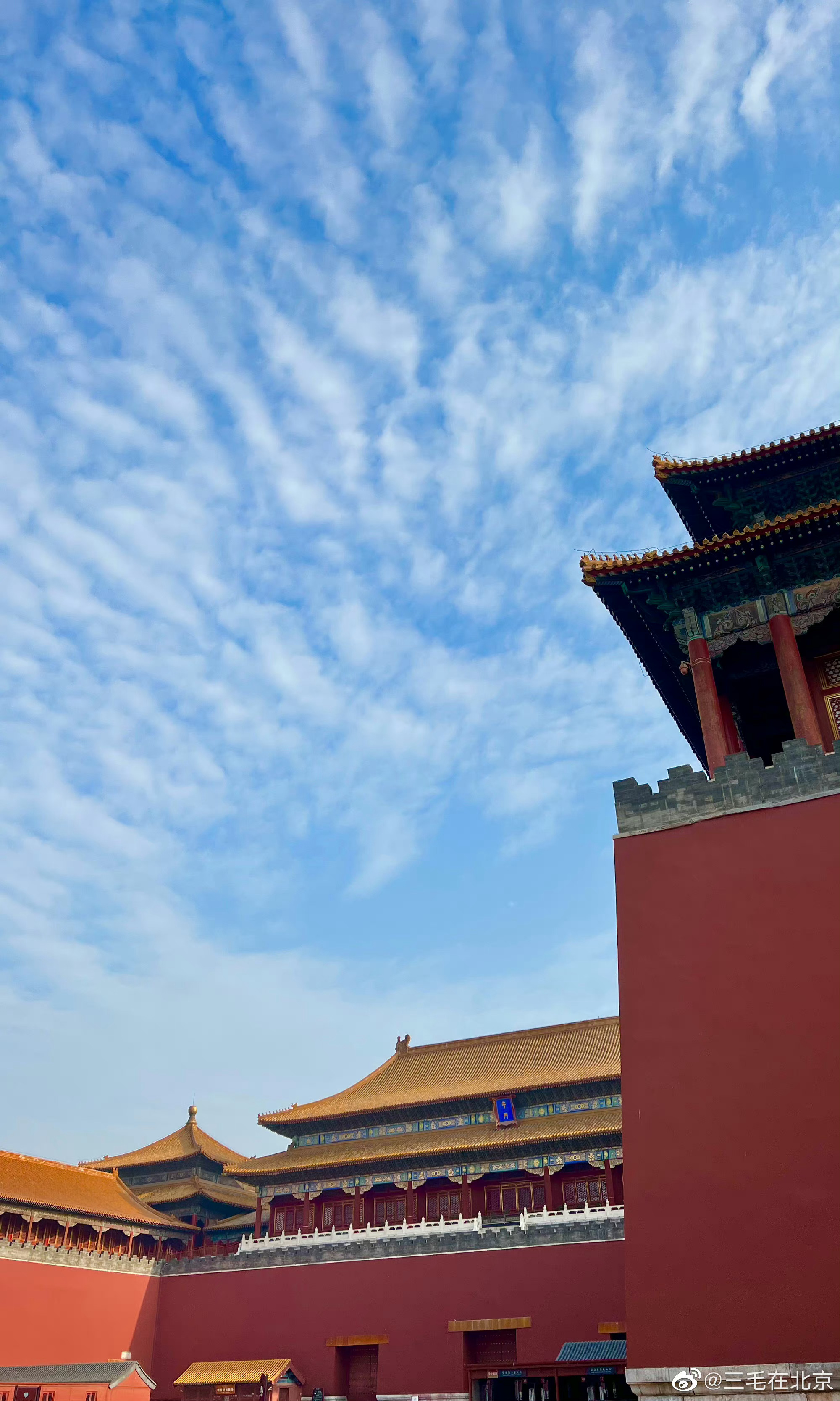 夏日 蓝天白云下的故宫东华门和午门 摄影__财经头条