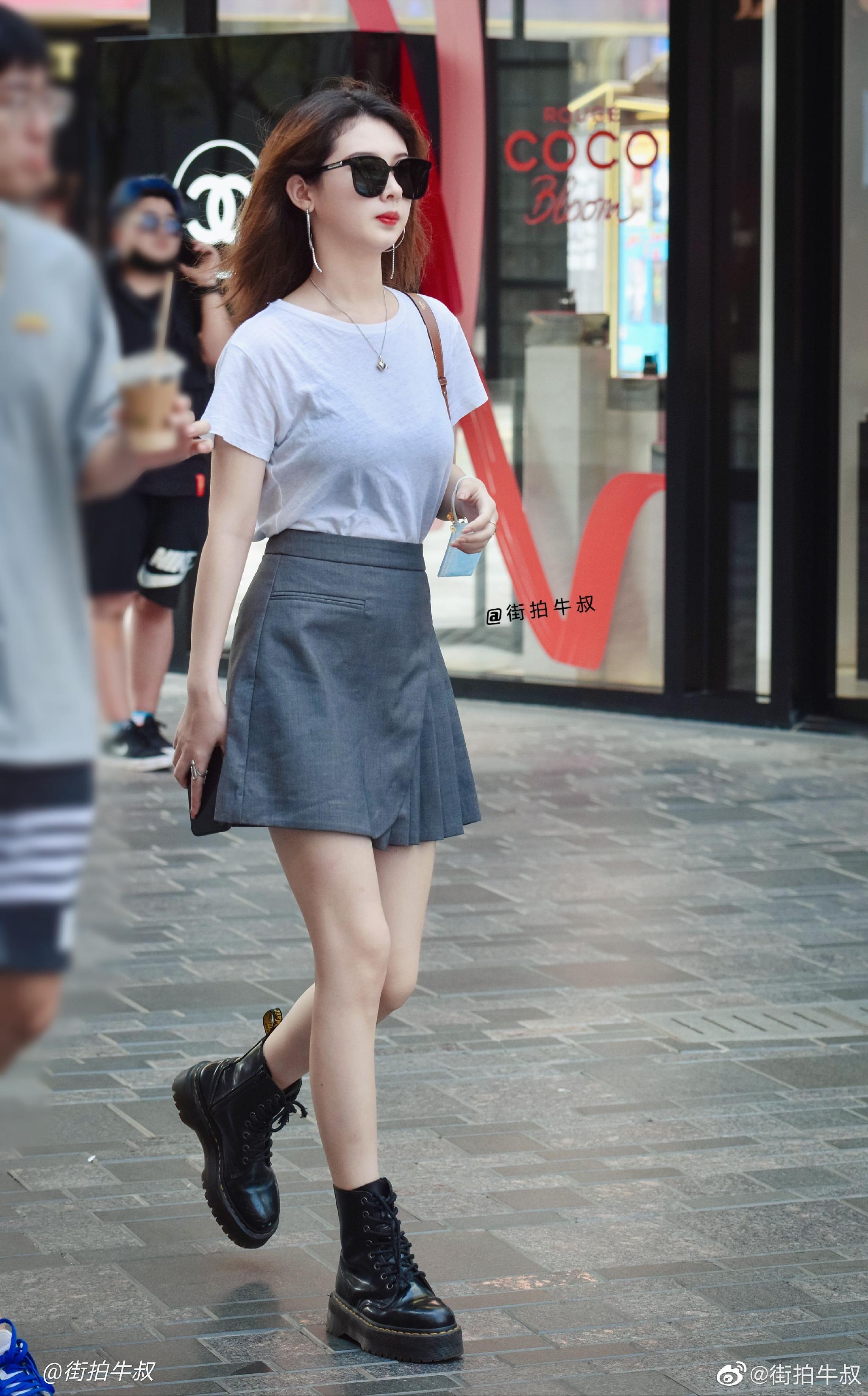 美女穿着百褶裙白色t恤出街时尚漂亮