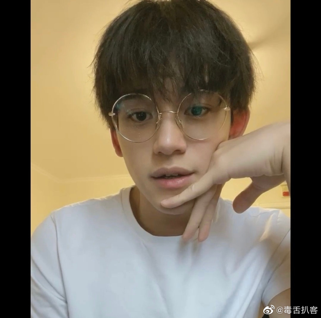 lucas黄旭熙素颜直播截图,金色边框眼镜好适合他