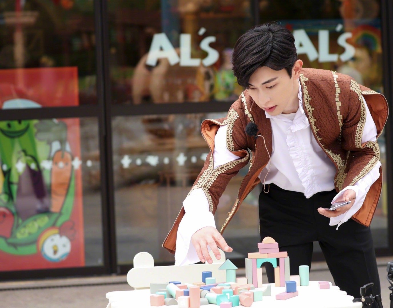 穿了王子装的哥哥@邓伦 ,简直是从童话书里走出来,肤白貌佳大长腿