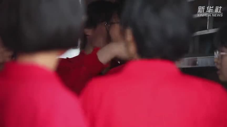 女高学生宿舍门口第一张床 是张桂梅的