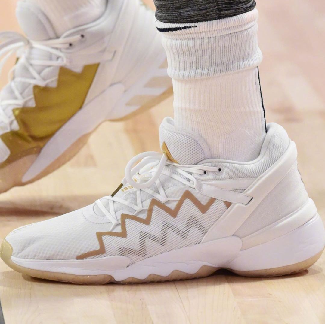 球鞋上脚集锦詹18首秀