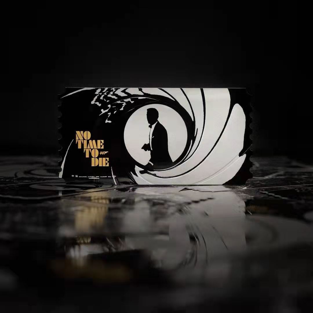 图案是开枪剪影的经典镜头,来自1963年的初代邦德.