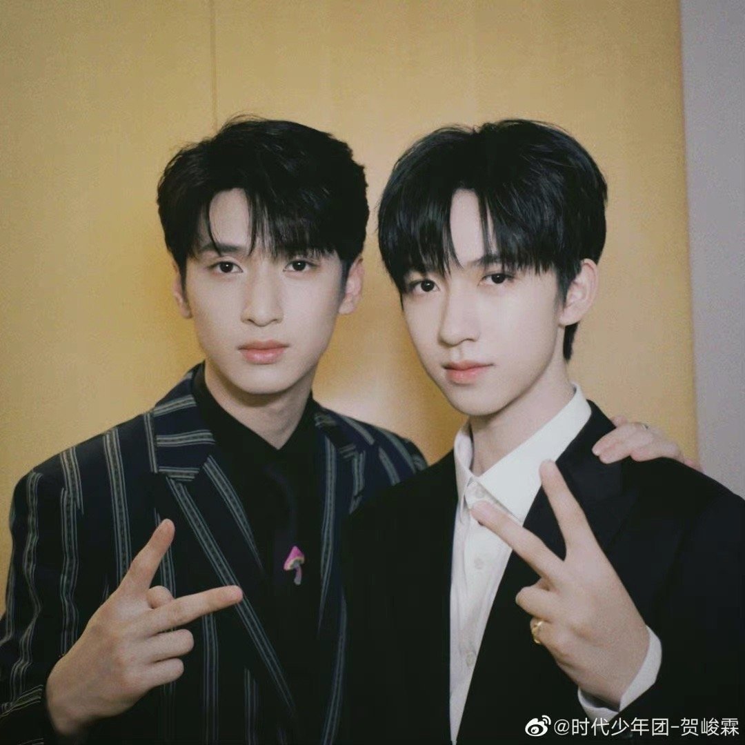 贺峻霖发文为严浩翔庆生,两个18的成年人未来一起大步往前走吧!