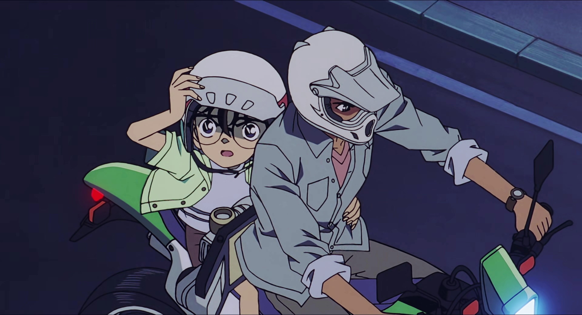 服部平次骑摩托带着小柯