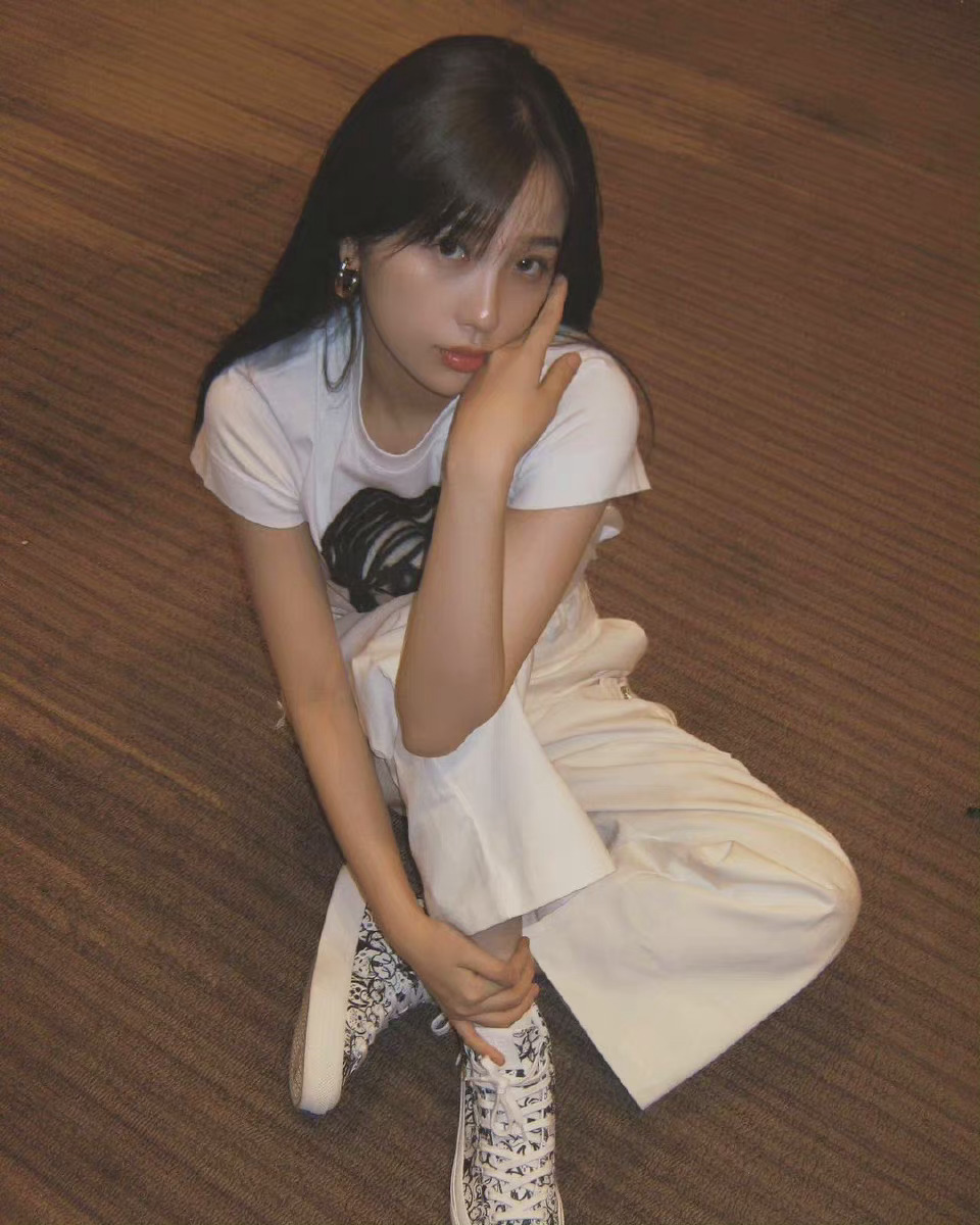 虞书欣ins更新白色涂鸦上衣77白色长裤简单清丽