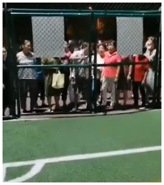 从“争抢”到“强征”,这群大爷大妈用铁锤砸碎小学生的足球梦休闲区蓝鸢梦想 - Www.slyday.coM 从“争抢”到“强征”,这群大爷大妈用铁锤砸碎小学生的足球梦休闲区蓝鸢梦想 - Www.slyday.coM