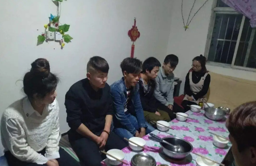 我去找在外地打工的老婆,看到她和5个男人同住后,我瞬间崩溃了休闲区蓝鸢梦想 - Www.slyday.coM 我去找在外地打工的老婆,看到她和5个男人同住后,我瞬间崩溃了休闲区蓝鸢梦想 - Www.slyday.coM