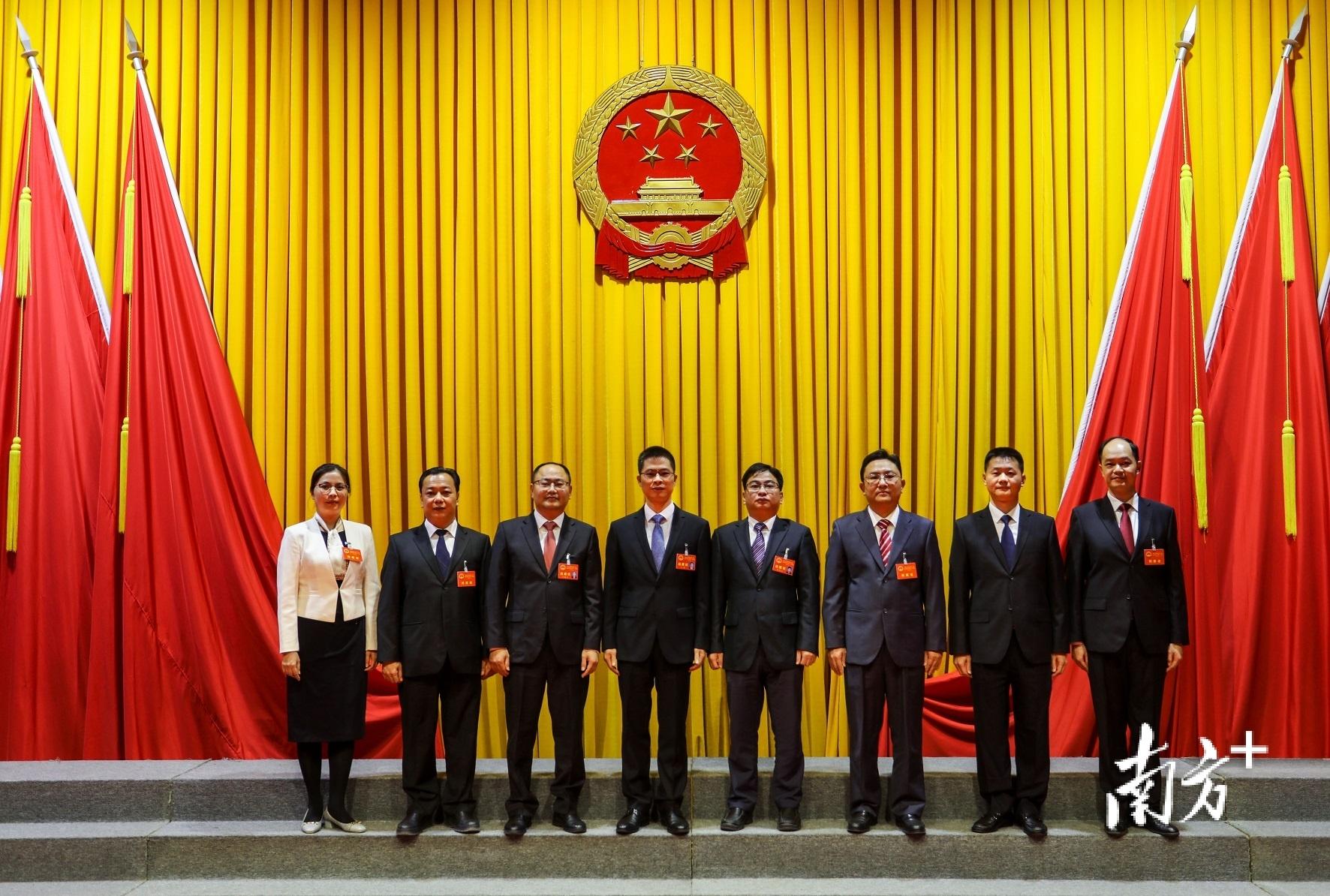 为梅县区第二届人大常委会副主任;张贤亮,吕瑜泉,王宏基,刘演政,陈海