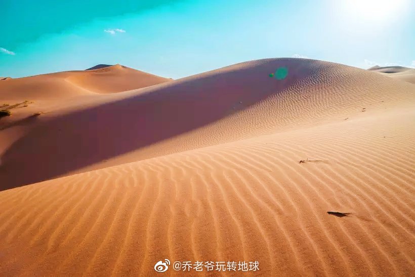 宁夏银川腾格里沙漠,是中国四大沙漠之一, 它南越长城……