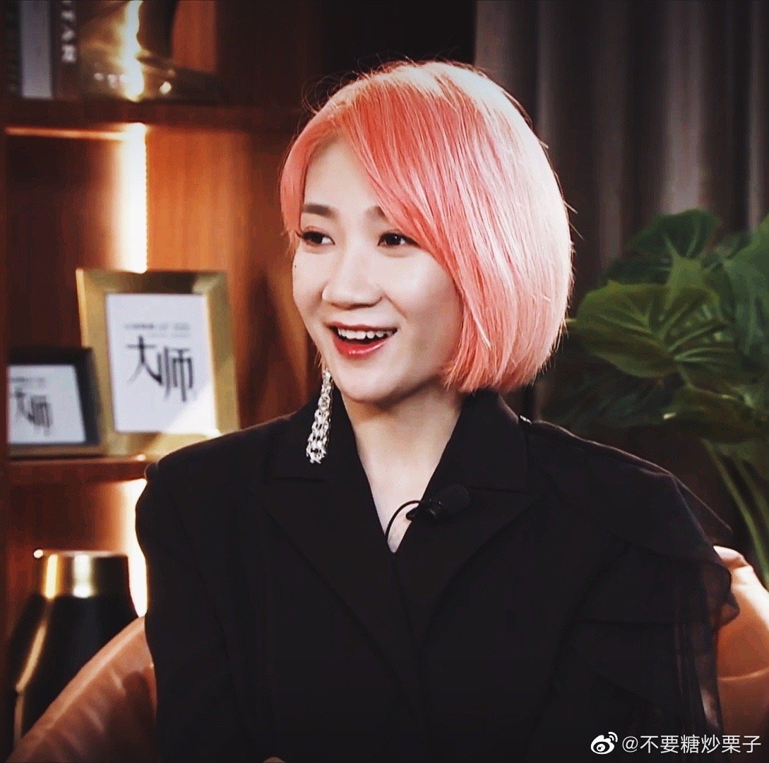 乃万今晚直播图～身穿黑色西装的粉色小桃子乃万～小表情好