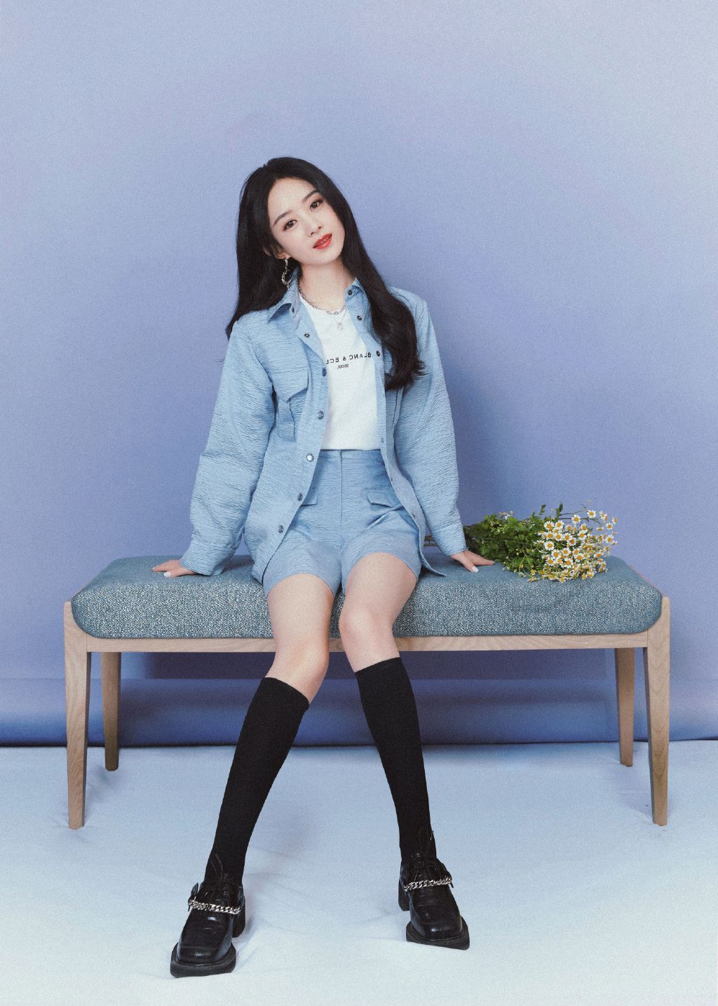 赵丽颖 身穿淡蓝色套装,长发披肩,双腿白皙修长