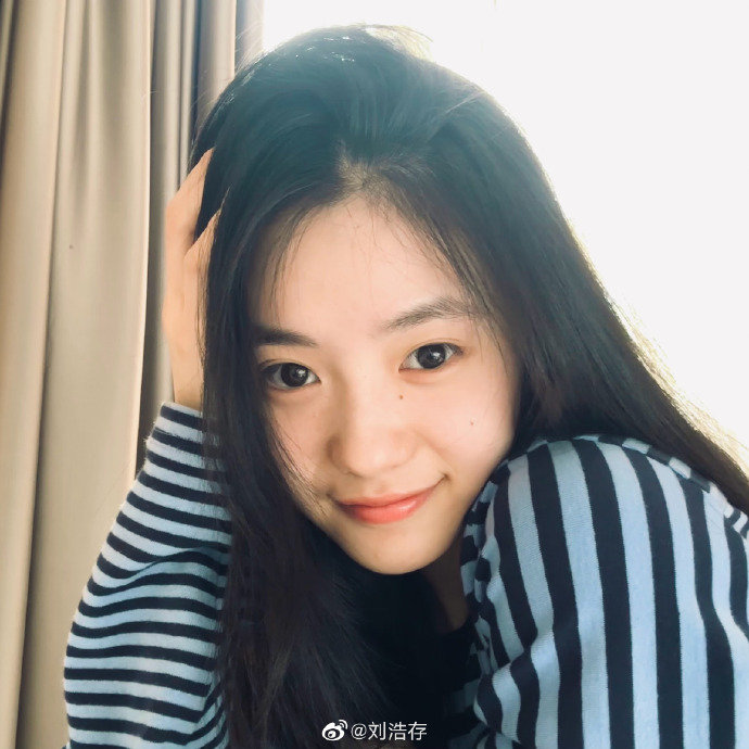 漂亮浩存出现啦~ 刘浩存蓝色条纹卫衣造型素颜好甜呀!__财经头条